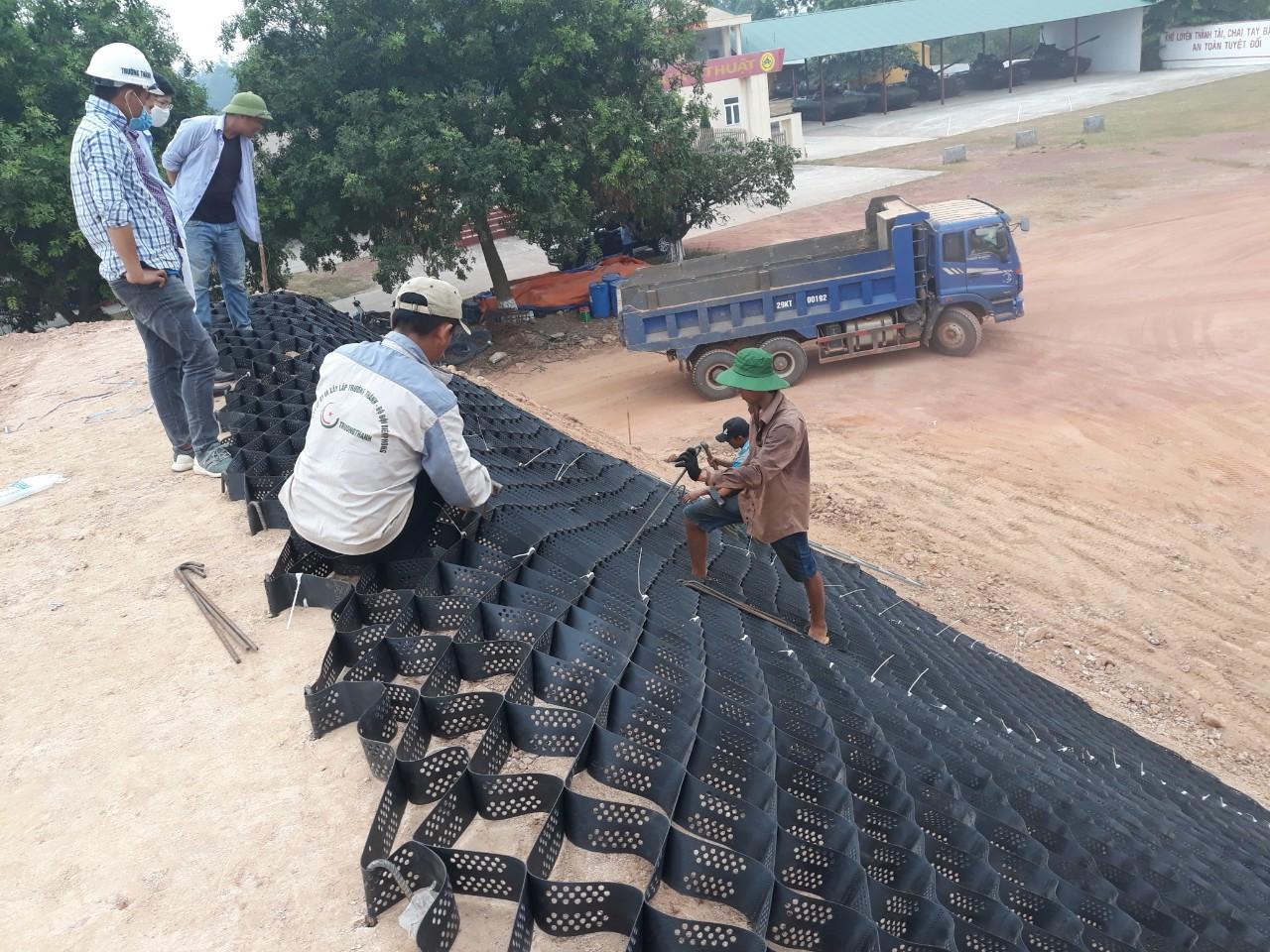 Ống địa kỹ thuật được lắp đặt cẩn thận, đảm bảo độ căng đều trên bề mặt vải địa kỹ thuật trước khi đổ đầy vật liệu, quy trình thi công quan trọng để đảm bảo hiệu quả lâu dài của công trình thủy lợi.